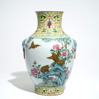 Un vase de forme hu en porcelaine de Chine famille rose aux oiseaux parmi fleurs, marque de Qianlong, 19/20ème