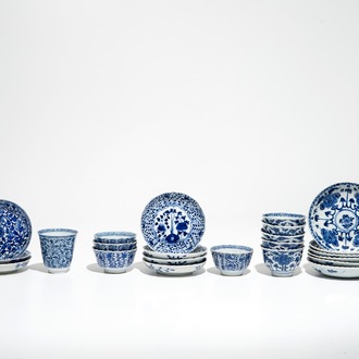 Treize tasses et soucoupes en porcelaine de Chine bleu et blanc, Kangxi et postérieur
