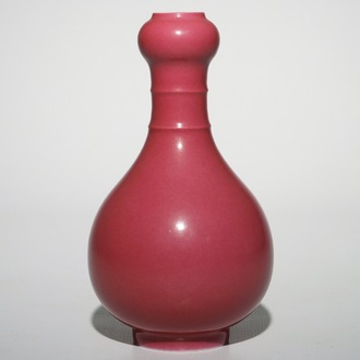 Un vase en porcelaine de Chine rouge rubis monochrome, marque de Yongzheng, 19/20ème