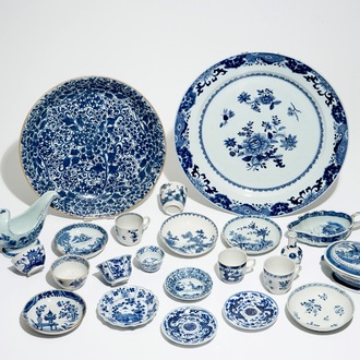 Un lot varié en porcelaine de Chine bleu et blanc comprenant plats, tasses et soucoupes et saucières, 18/19ème