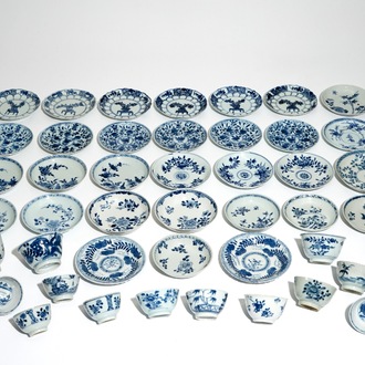 Un bol, quatorze tasses et 31 soucoupes en porcelaine de Chine bleu et blanc, Kangxi et postérieur