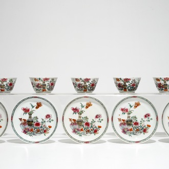 Cinq tasses et soucoupes en porcelaine de Chine famille rose aux vases fleuris, Yongzheng/Qianlong