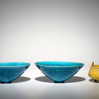 Une paire de bols en porcelaine de Chine turquoise monochrome et un brûle-parfum jaune, marque de Qianlong, 19/20ème