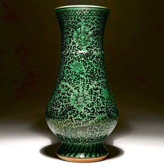 Un vase en biscuit verte-noire aux rinceaux de lotus, Chine, Kangxi