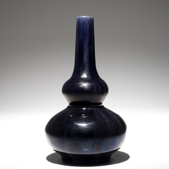 Un vase de forme double gourde en porcelaine de Chine monochrome indigo, 19/20ème