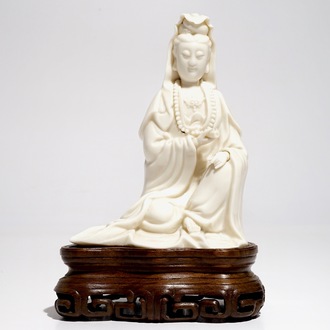 Un modèle d'une Guanyin en porcelaine blanc de Chine de Dehua sur socle en bois, Kangxi