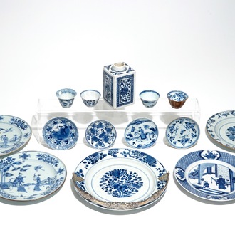 Une boîte à thé rectangulaire, quatre tasses et soucoupes et cinq assiettes en porcelaine de Chine bleu et blanc, Kangxi et postérieur