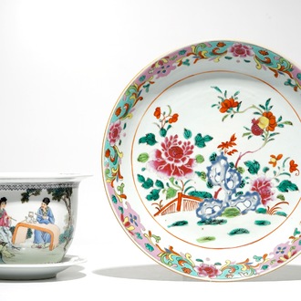 Un plat en porcelaine de Chine famille rose, et une jardinière sur présentoir, 18ème et 20ème