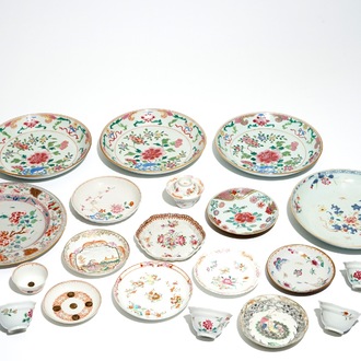 Cinq plats, neuf soucoupes et sept tasses en porcelaine de Chine famille rose, Yongzheng/Qianlong