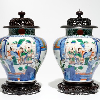 Une paire de vases de forme balustre en porcelaine de Chine wucai, 19ème