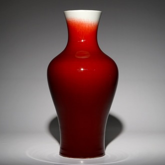 Un grand vase en porcelaine de Chine monochrome langyao, marque de Jingdezhen, 3ème quart du 20ème