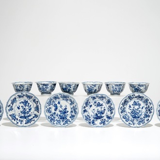 Zes Chinese blauwwitte koppen en schotels met floraal decor, Kangxi