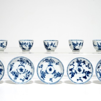 Een set van vijf Chinese blauwwitte koppen en schotels met vogels en bloemen, Kangxi