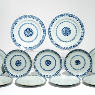 Onze assiettes en porcelaine de Chine bleu et blanc à décor incisé, Qianlong