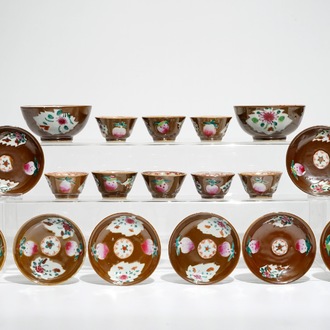 Deux bols et huit tasses et soucoupes en porcelaine de Chine famille rose à fond brun capucin, Qianlong