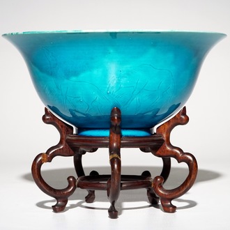 Un bol en porcelaine de Chine turquoise monochrome à décor incisé de chevaux, marque de Kangxi, 19/20ème
