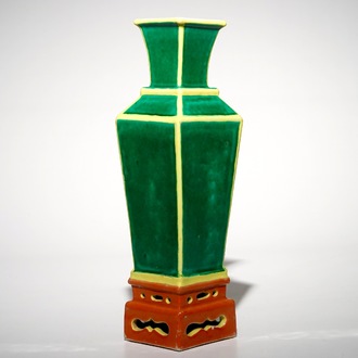Un vase au socle en porcelaine de Chine en vert, jaune et orange, 19/20ème