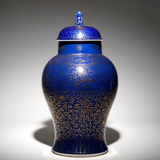 Een Chinese dekselvaas met verguld decor op poederblauwe fond, Kangxi merk, wellicht 19/20e eeuw