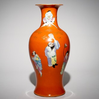 Un vase en porcelaine de Chine aux immortels sur fond corail, marque de Qianlong, République, 20ème