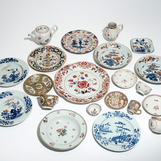 Un lot varié en porcelaine de Chine bleu et blanc, famille rose et de style Imari, 18ème