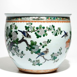 Un aquarium en porcelaine de Chine famille verte à décor de oiseaux parmi fleurs, 19ème