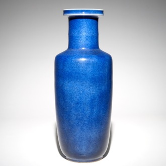 Un vase de forme rouleau en porcelaine de Chine monochrome bleu poudré, Kangxi