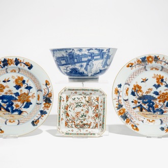 Un bol en porcelaine de Chine bleu et blanc, une coupe famille verte et une paire d'assiettes de style Imari, Qianlong