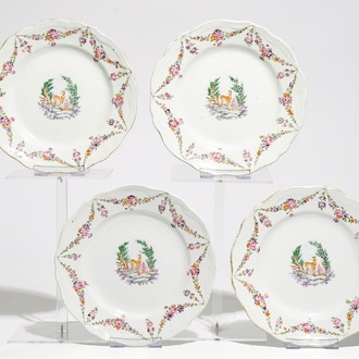 Quatre assiettes en porcelaine de Chine famille rose figurant un cerf, Qianlong