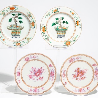 Une paire d'assiettes en porcelaine de Chine famille verte, Kangxi, et une paire en famille rose, Qianlong