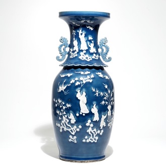 Un grand vase en porcelaine de Chine à décor en relief sur fond bleu, 19ème