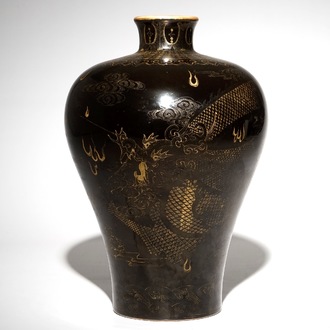 Un vase de forme meiping en porcelaine de Chine noire monochrome et doré, marque de Qianlong, 19ème