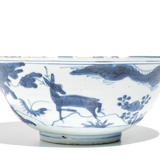 Un bol en porcelaine de Chine bleu et blanc à décor de cerfs, Wanli