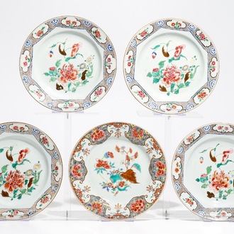 Cinq assiettes en porcelaine de Chine famille rose à décor floral, Qianlong