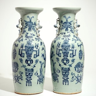 Une paire de grands vases en porcelaine de Chine bleu et blanc sur fond céladon, 19ème