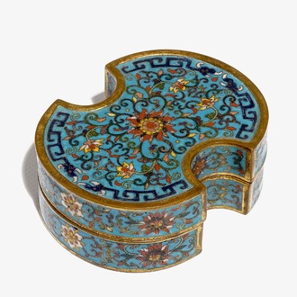 A Chinese cloisonné box and cover, Qianlong mark, 19/20th C.