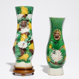 Deux vases à suspendre en biscuit famille verte, Chine, Kangxi