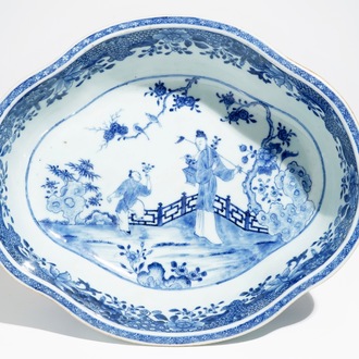 Un saladier lobé en porcelaine de Chine bleu et blanc, Qianlong