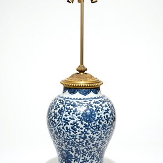 Un vase en porcelaine de Chine bleu et blanc monté comme lamp en bronze ormolu, Kangxi