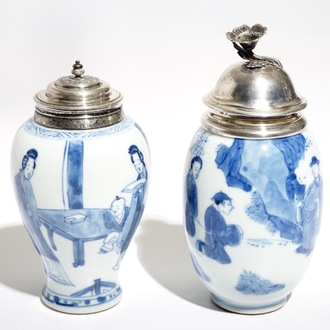 Deux boîtes à thé en porcelaine de Chine bleu et blanc aux montures en argent, Kangxi