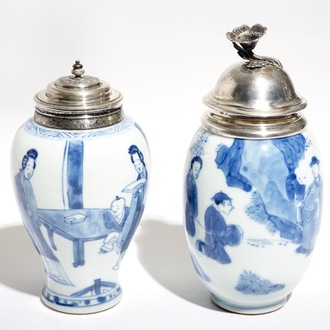 Twee Chinese blauwwitte theebussen met zilvermonturen, Kangxi