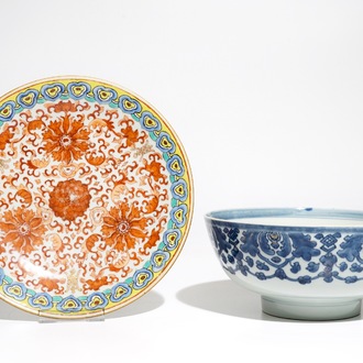 Un bol en porcelaine de Chine bleu et blanc, Qianlong, et un plat en rouge de fer, 19ème
