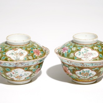 Une paire de bols couverts en porcelaine de Chine famille rose pour le marché Straits ou Peranakan, 19/20ème