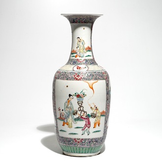 Un vase en porcelaine de Chine famille rose, 19ème