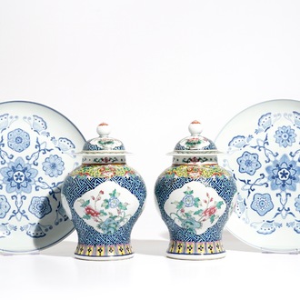 Une paire de vases couverts en porcelaine de Chine famille rose, 19ème, et une paire de plats en bleu et blanc, 20ème