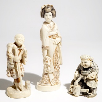 Trois okimonos signés en ivoire, Japon, époque Meiji, 19ème