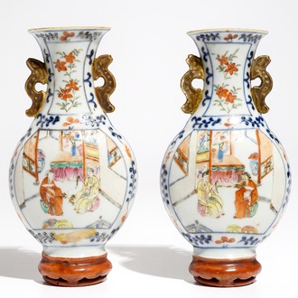 Une paire de vases à suspendre en porcelaine de Chine famille roseà décor de figures, 19ème