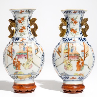 Een paar Chinese famille rose wandvaasjes met figurendecor, 19e eeuw