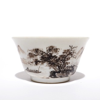 Une tasse en porcelaine de Chine grisaille, marque de Yongzheng, 19/20ème