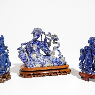 Trois groupes en lapis lazuli sculpté sur socles en bois, Chine, 20ème