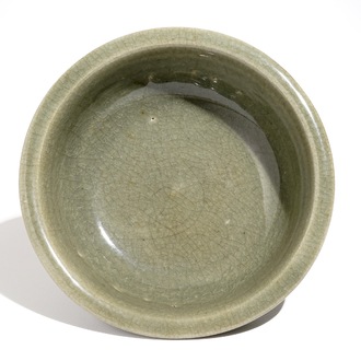 Un bol en porcelaine de Chine céladon de Longquan foncé, Ming